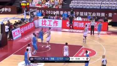 五大囧了！丘天篮下空篮吃饼竟打铁，解立彬指导无奈苦笑